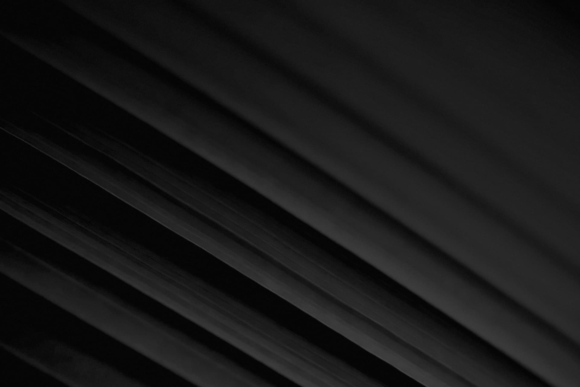 Dunkle, abstrakte Fläche mit diagonalen Linien